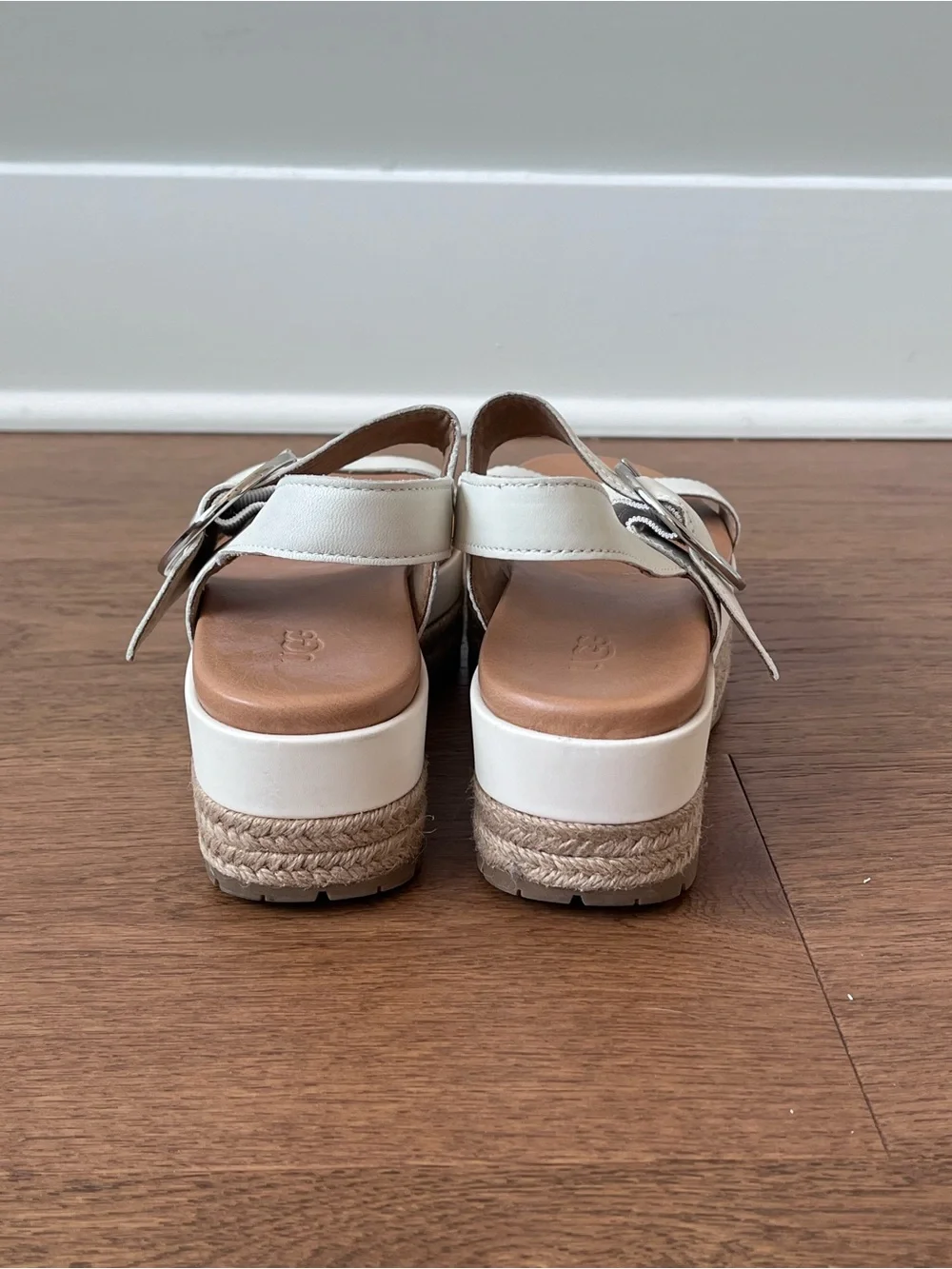 UGG April Chalk White Leather Platform Espadrilles Buckle Sandals Women Size 7